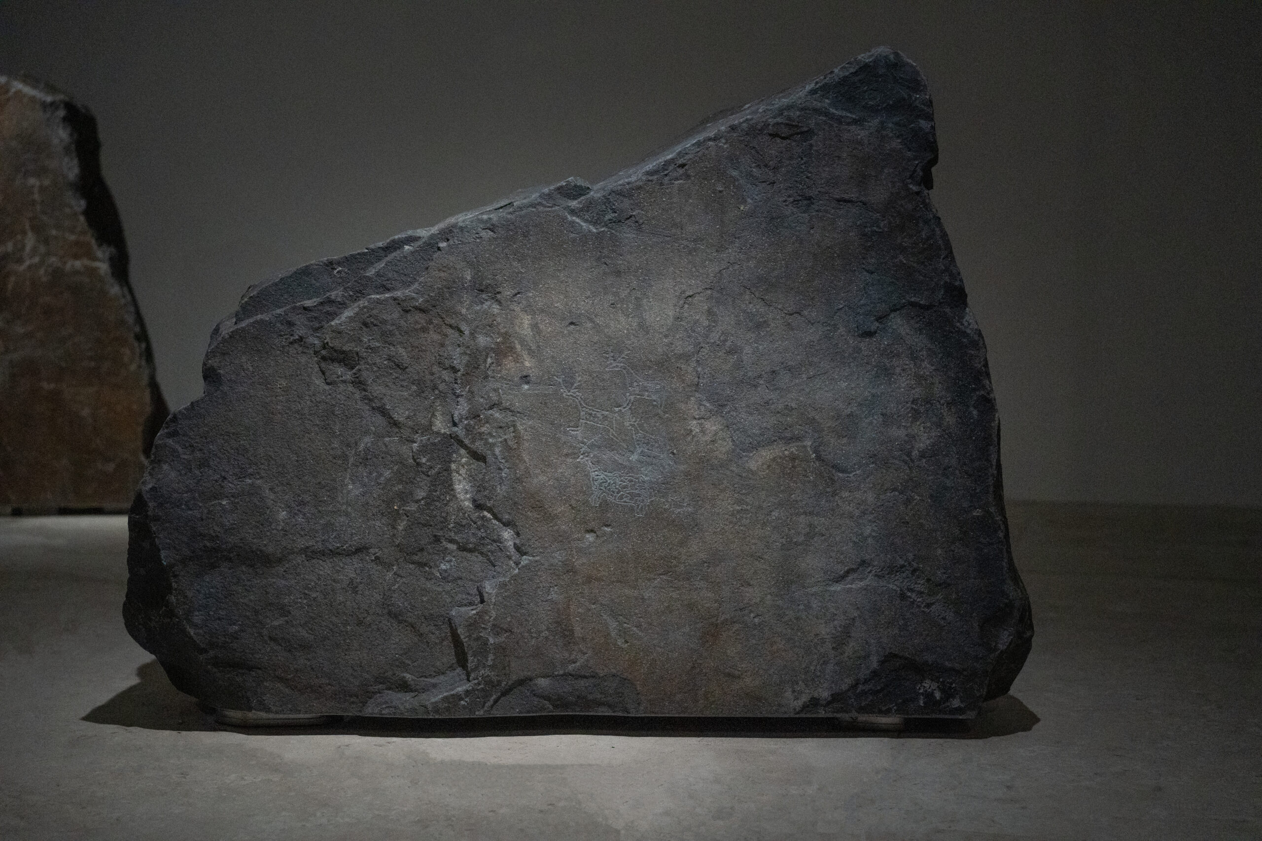 신교명_Traces-of-Machina-Sapiens시리즈_-500x500x150cm_slate_2025-scaled.jpg